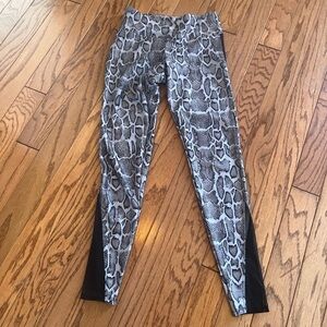 Gray and black sleek snake print legging